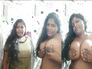 Indian girl Desi shows off her big tits